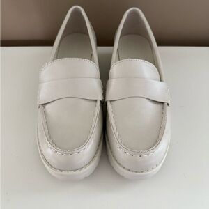 Old Navy Women's Cream Loafers